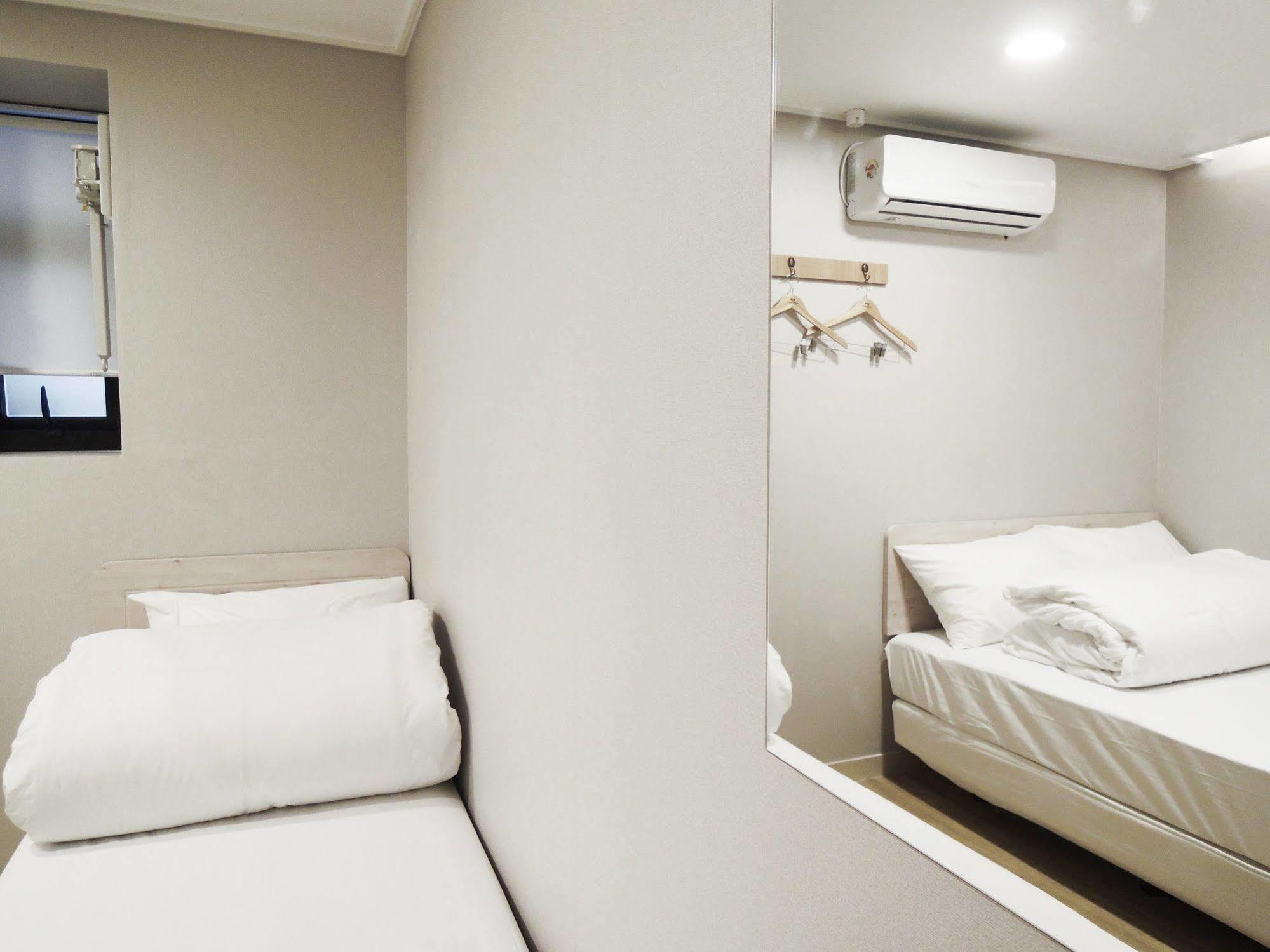 Oyo Hostel Myeongdong 1 *
